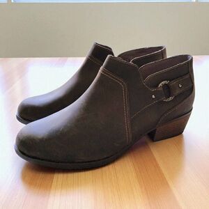 Clarks Charlten Grace Ankle Boots Womens Sz 9.5 W Taupe Oily Leather Side Zip